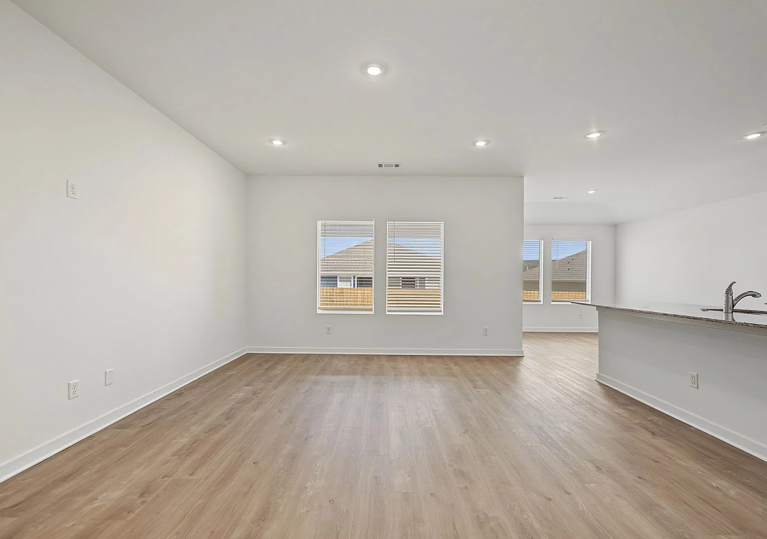 Beautiful 4-Bedroom Prairie Grove Home with Modern Finishes — Photo 3