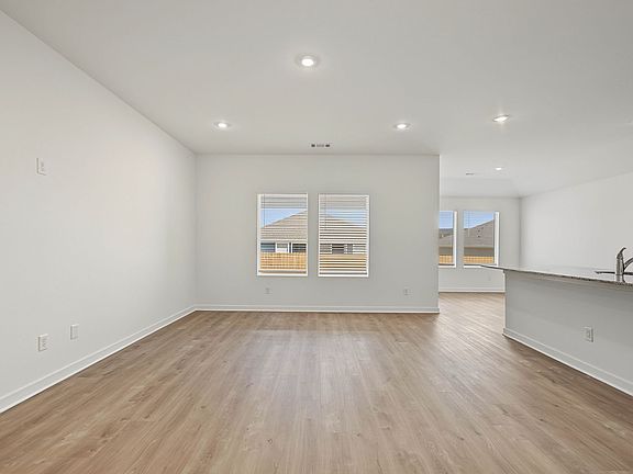 3rd image of 521 Riggs St