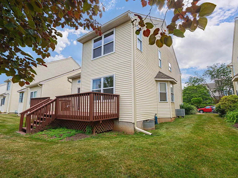323 Surrey Pl — Photo 40
