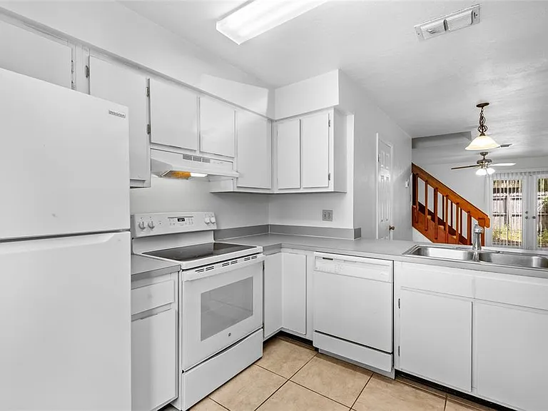2219 SW 39th Way — Photo 7