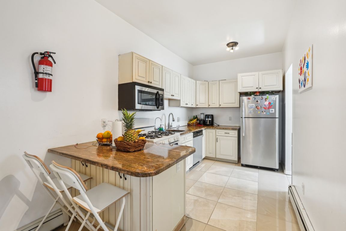 1_2 Howe Ave-2105-010.jpg