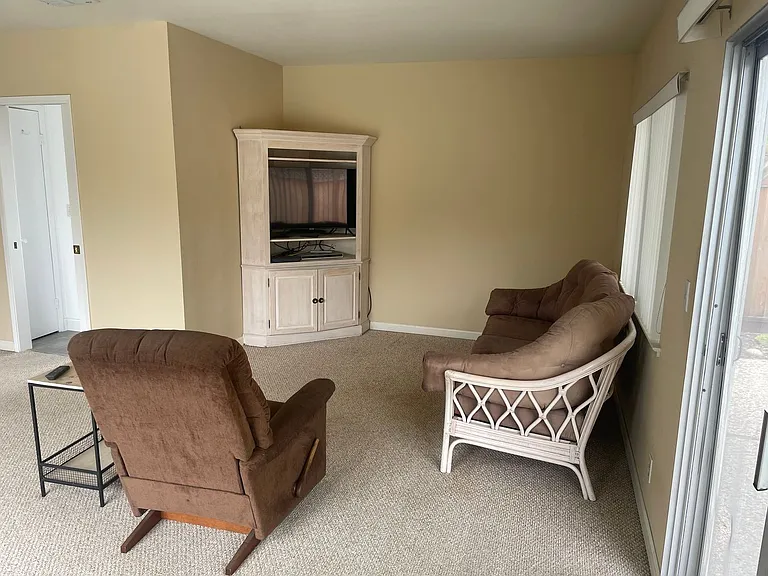 18354 Vanderbilt Dr — Photo 7