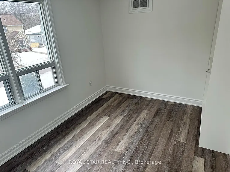 9 Roycrest Ave #ROOM — Photo 10