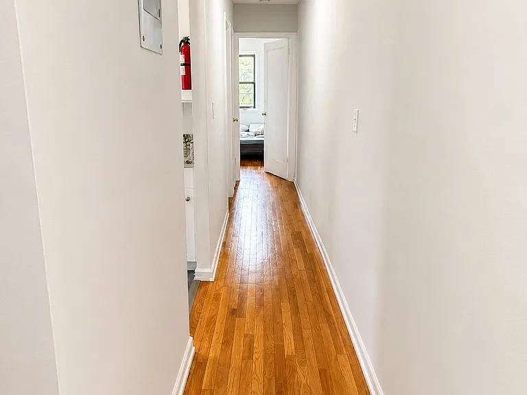 2339 Hudson Ter #D9 — Photo 5