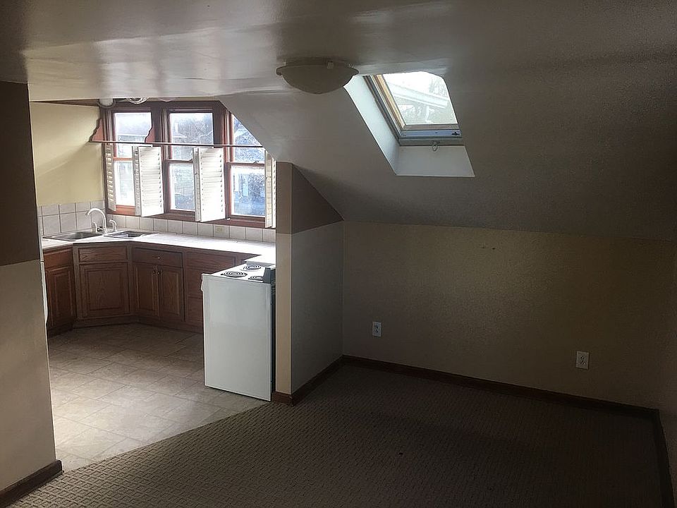 2nd image of 115 Glen St APT 3