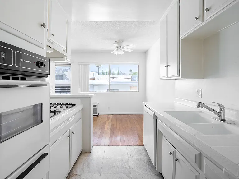 725 N Hayworth Ave — Photo 4