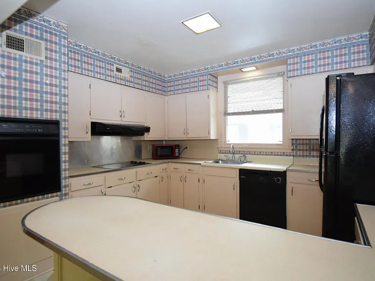 1509 E 4th St — Photo 7