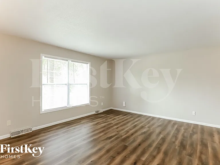 5905 NW Whispering Oaks Ln — Photo 13