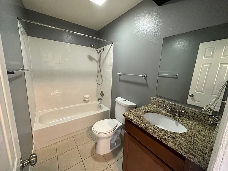 Experience relaxation in this modern bathroom, combining elegance and functionality. Experience relaxation in this modern bathroom, combining elegance and functionality.