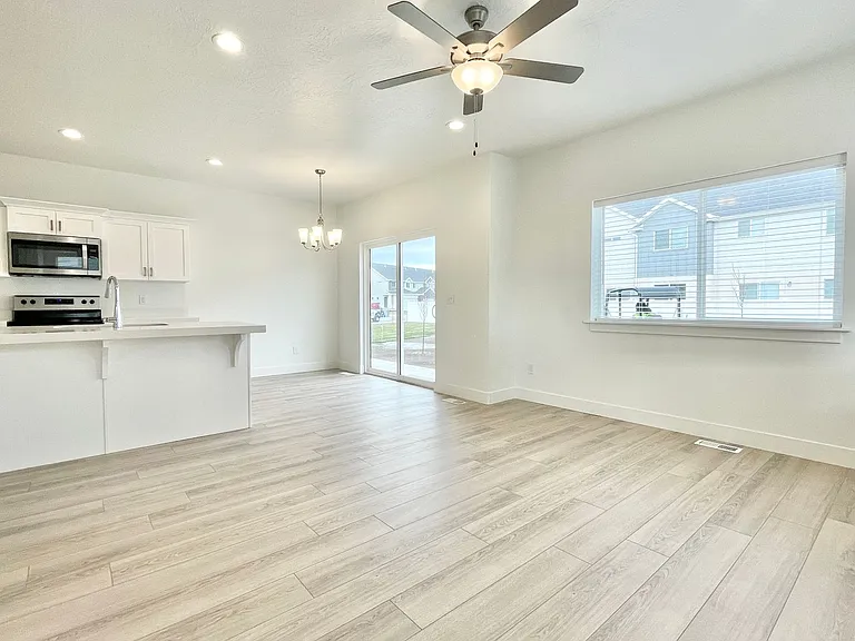 899 E Pacific Dr — Photo 5