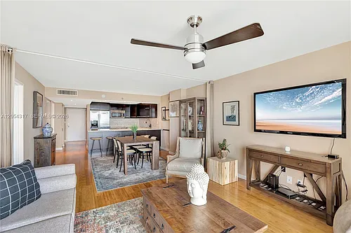 2625 Collins Ave Photo 1