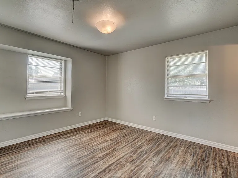 1401 Hampton Dr — Photo 23