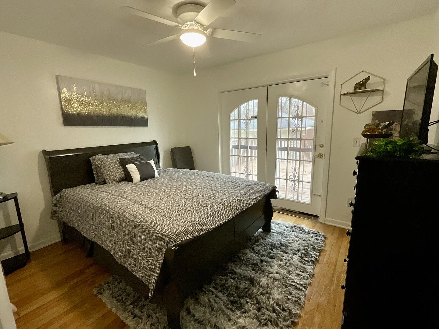 Centrally Located Cozy and Spacious Home — Photo 3