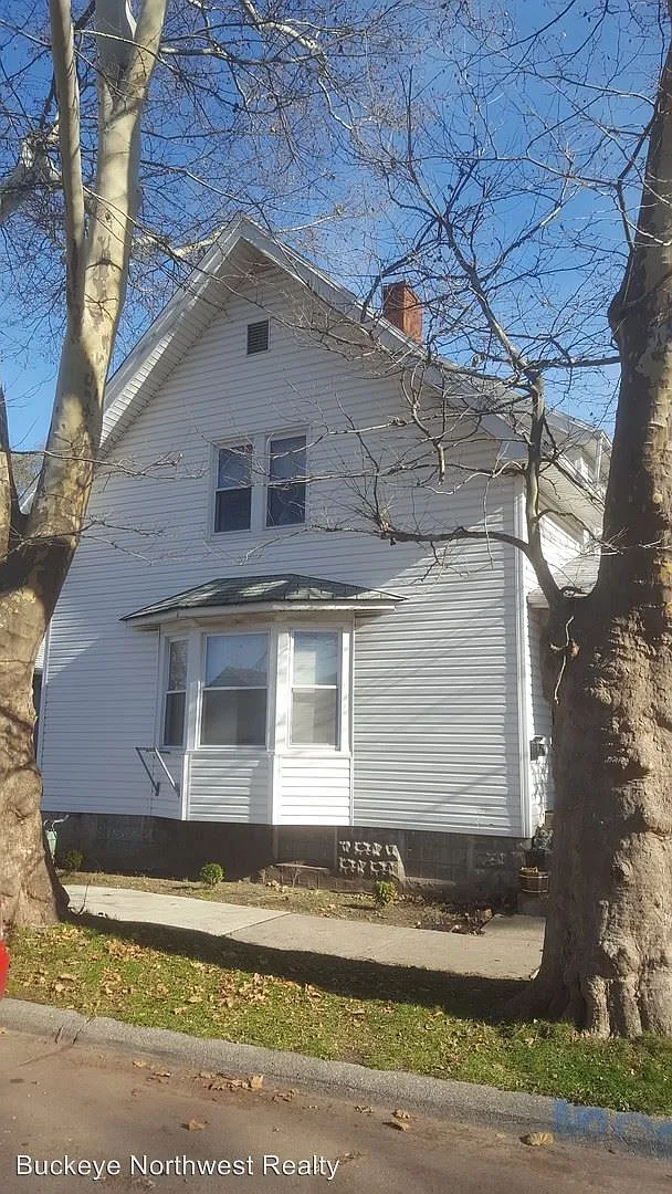 437 Daniels Ave photo 1
