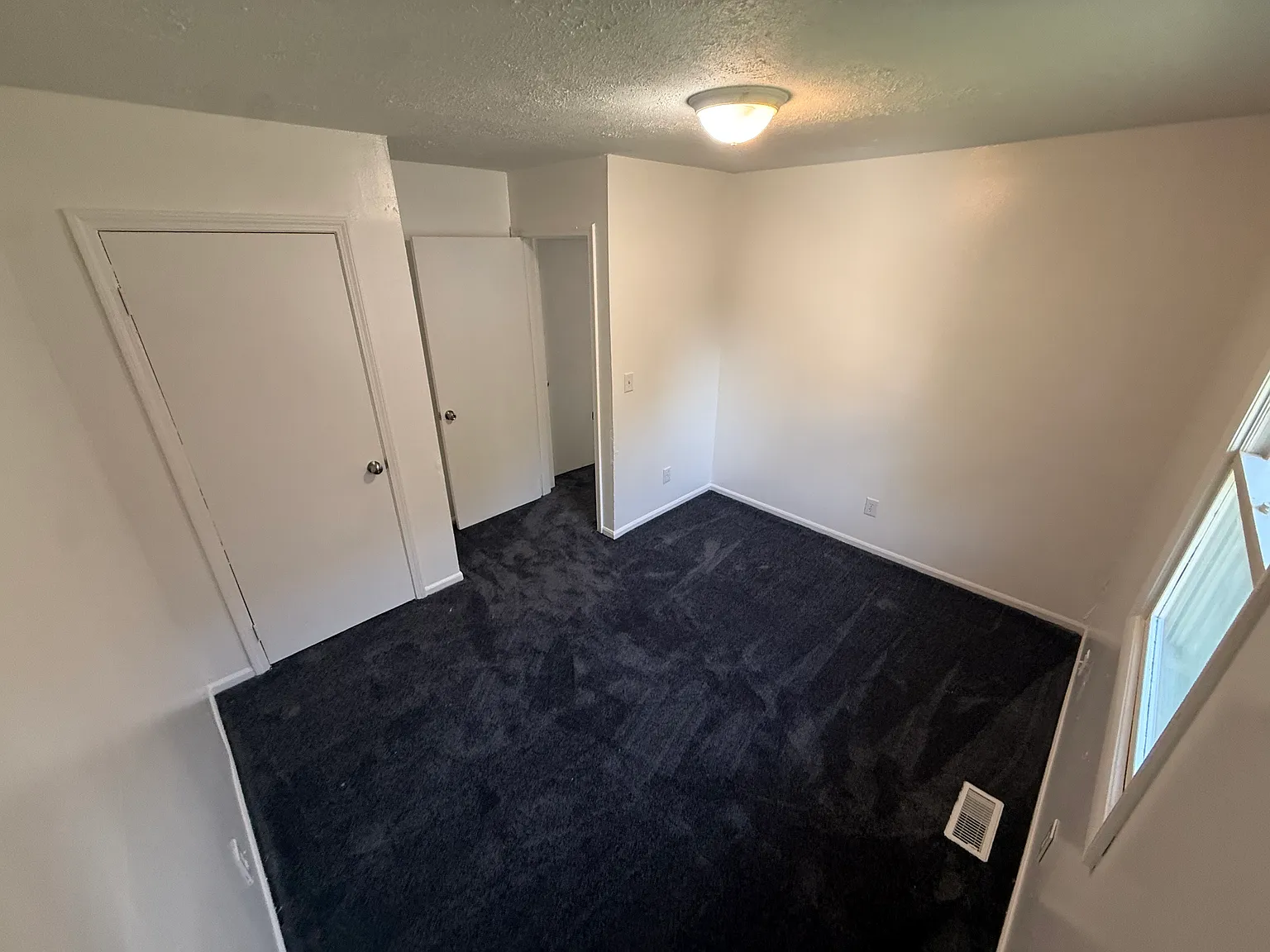 3 bed, 925 sqft, $1,200 — Photo 2