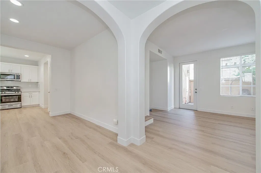 3 bed, 2.5 bath, 1330 sqft, $4,500 — Photo 3