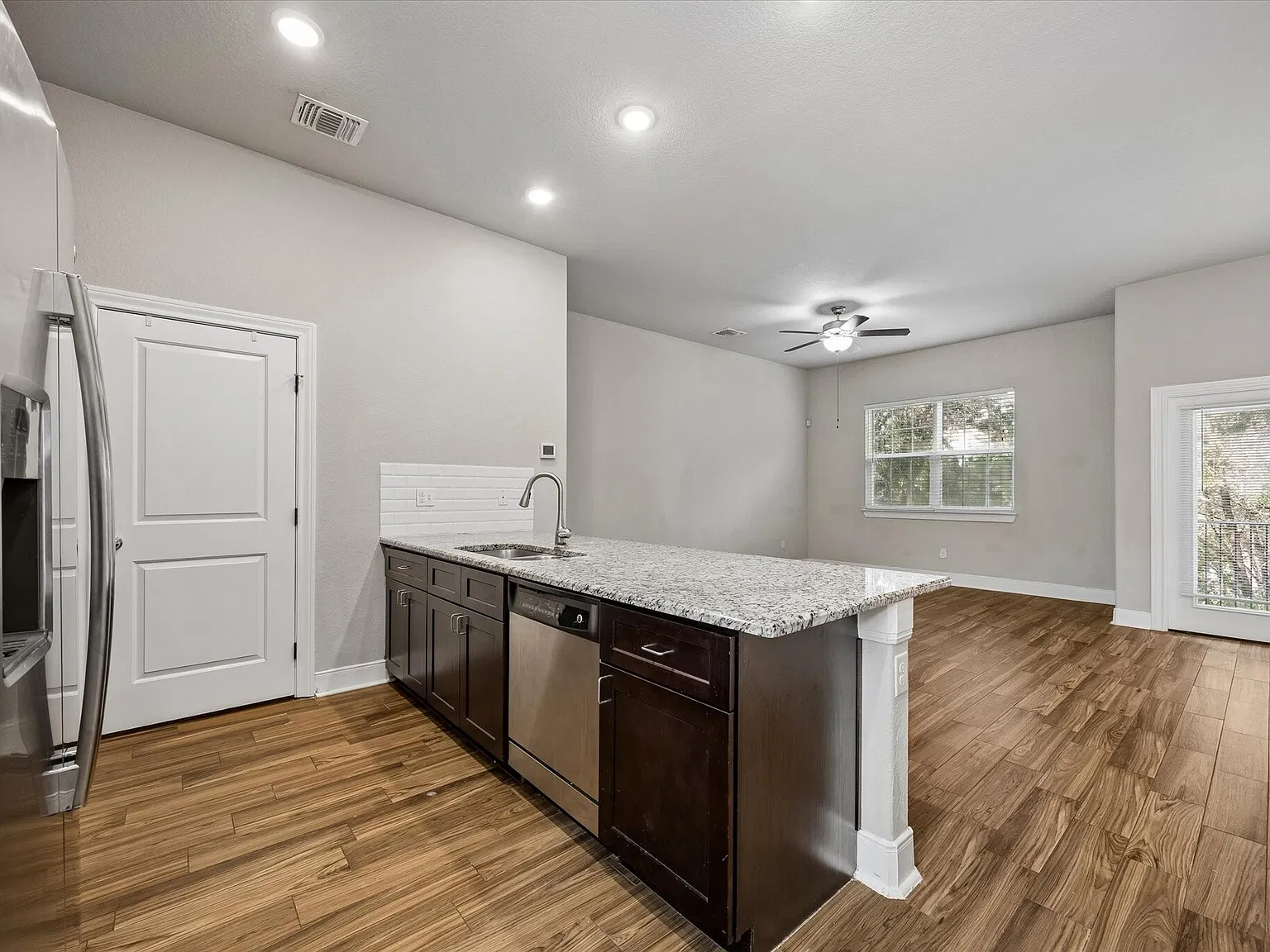 2 bed, 2.5 bath, 1350 sqft, $1,790 — Photo 2