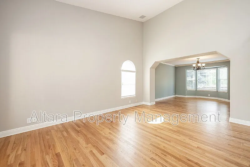 5 bed, 3.5 bath, 3600 sqft, $3,532 — Photo 3