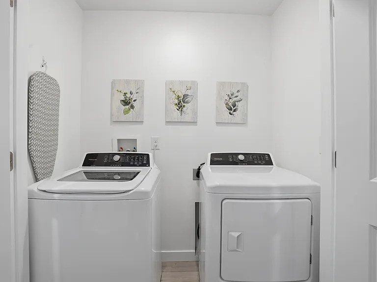 347 N Angus Dr — Photo 22