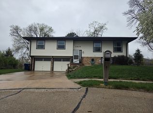 4915 Dumfries Dr, Omaha, NE 68157