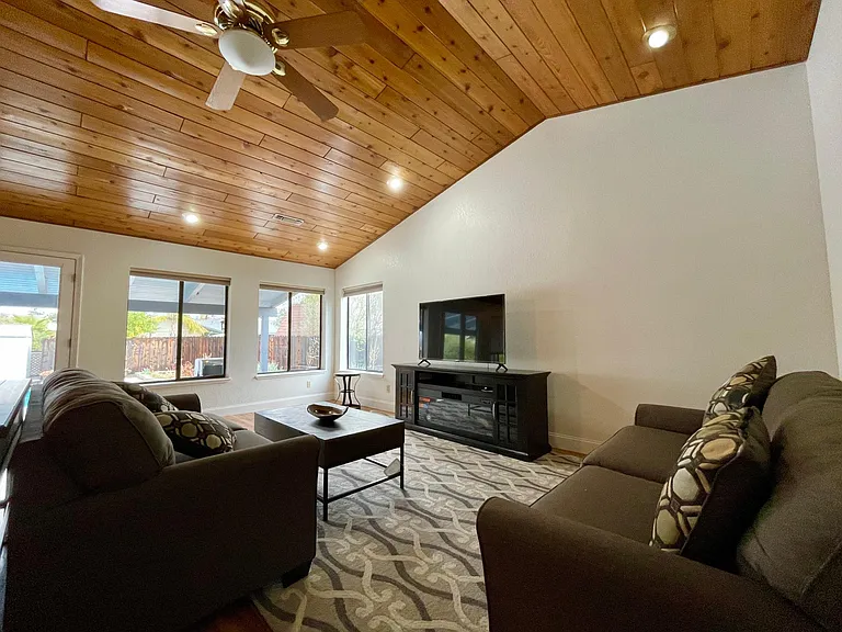 3640 Elizabeth Way — Photo 13