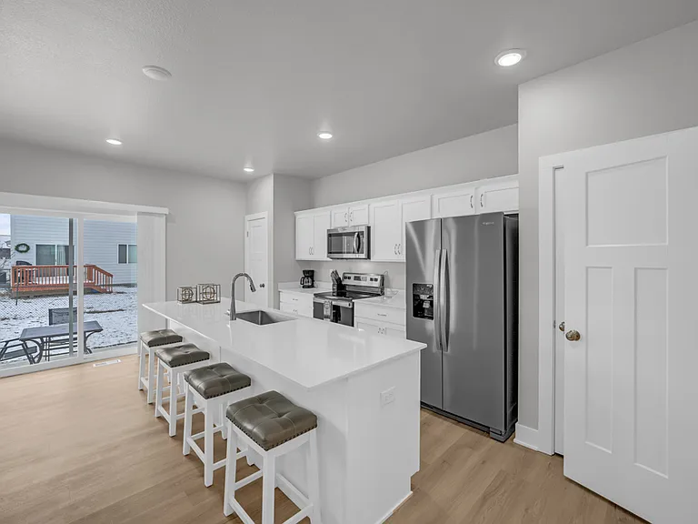 690 SE Booth Ave — Photo 3