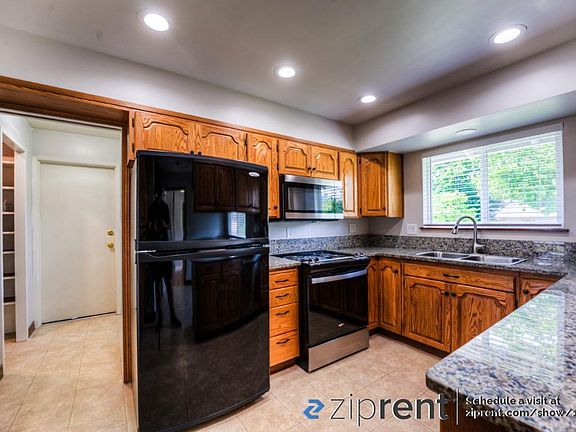 5th image of 302 NE A St