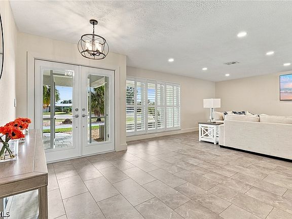 4th image of 404 SW 53rd Ter