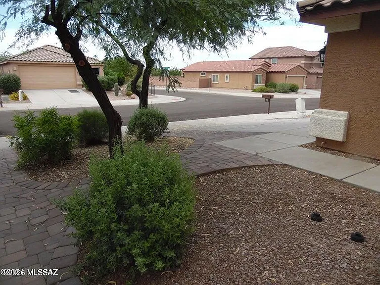 7325 E Weeping Willow Dr SE — Photo 3