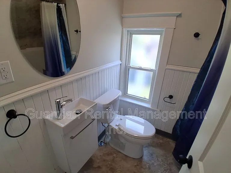 623 Vickers St N #4 — Photo 2