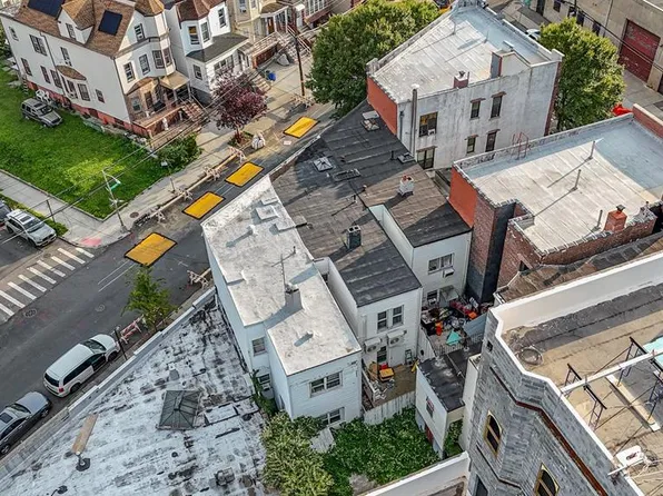 681 Rhinelander Avenue image 27 of 29