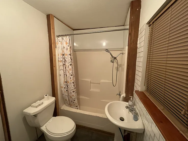 975 W Oak St — Photo 10