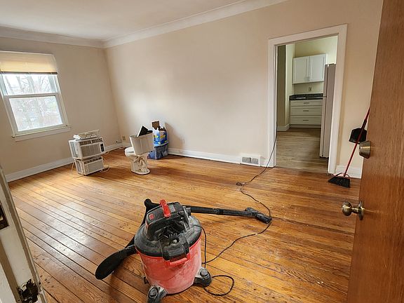 2nd image of 146 E Hazelhurst St APT 6
