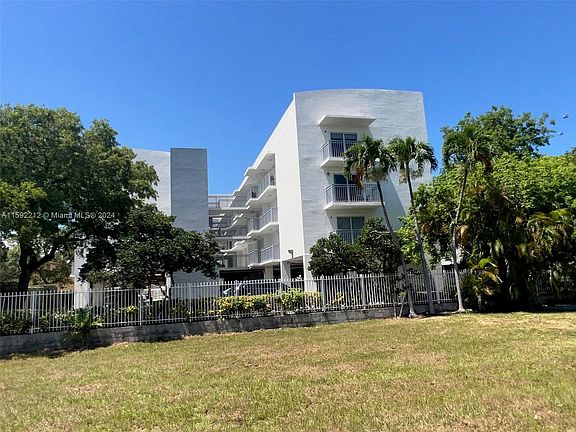 5th image of 502 SW 18th Ave APT 205