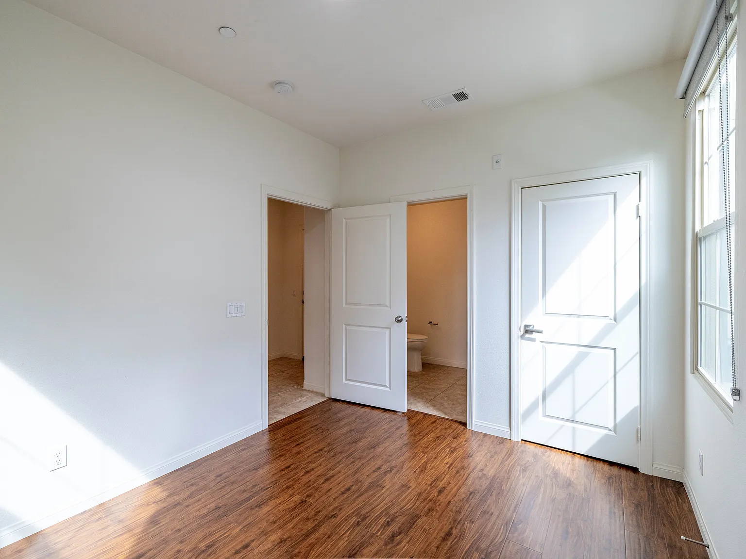 4 bed, 1876 sqft, $4,700 — Photo 3