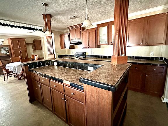 5th image of 202 SE Valerie Ct
