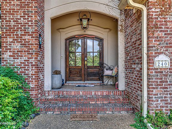 3rd image of 240 Oak Park Dr