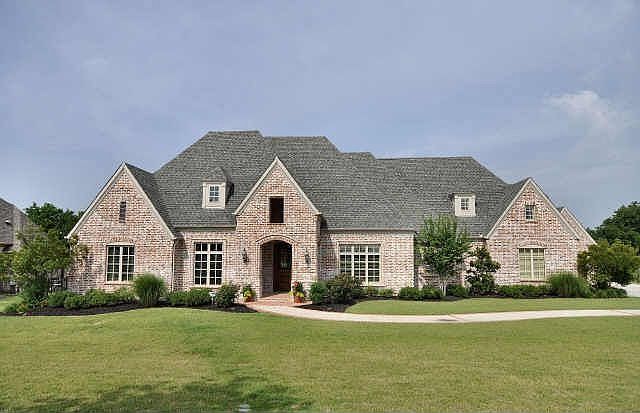 1st image of 1081 Woodview Dr