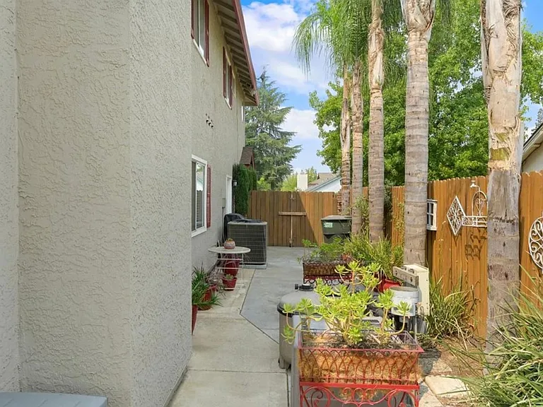 8216 Rockbury Way — Photo 37