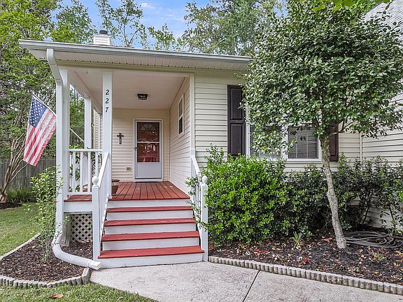 5th image of 227 Lipman St