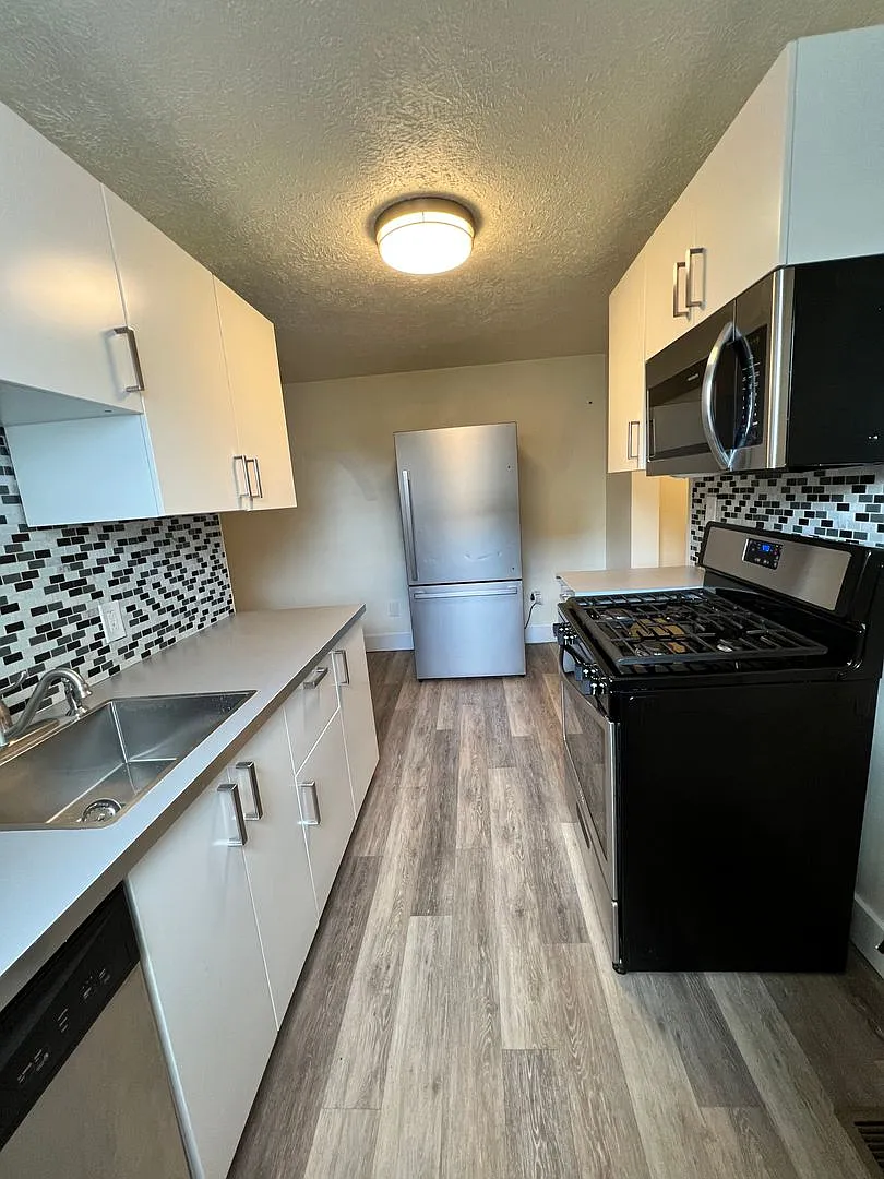 1408 Fernleaf — Photo 2
