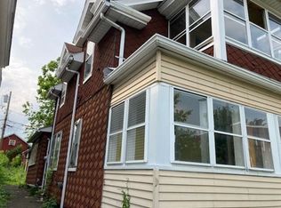 61 Pine St, Holyoke, MA 01040