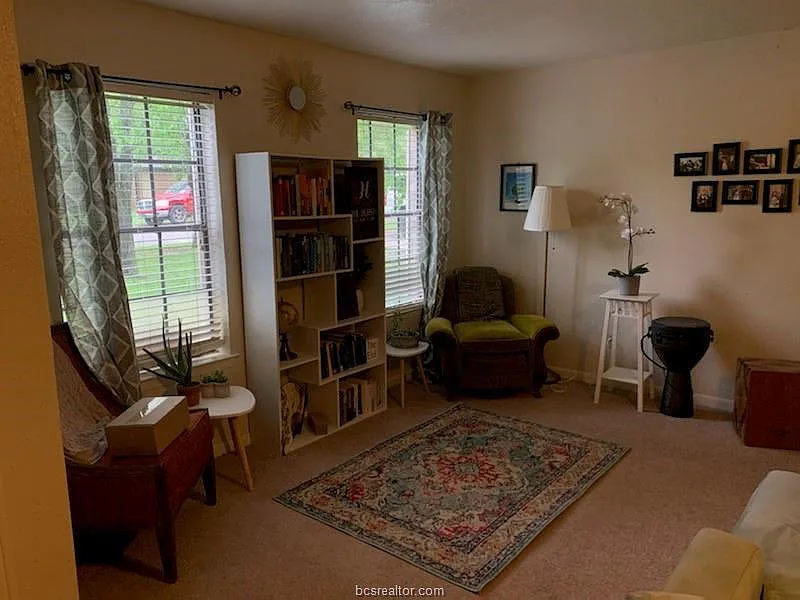 4 bed, 1352 sqft, $1,950 — Photo 2