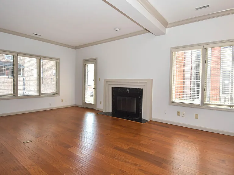 4444 Lindell Blvd #7 — Photo 8