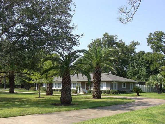 3rd image of 1102 E Brazos Ave