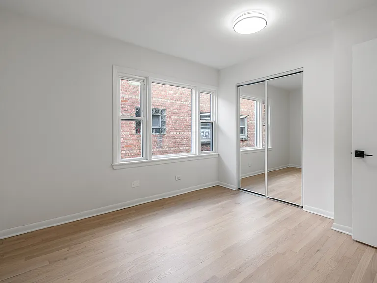 5439 N Artesian Ave #1 — Photo 5