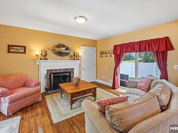 3rd image of 583 Brookside Ave