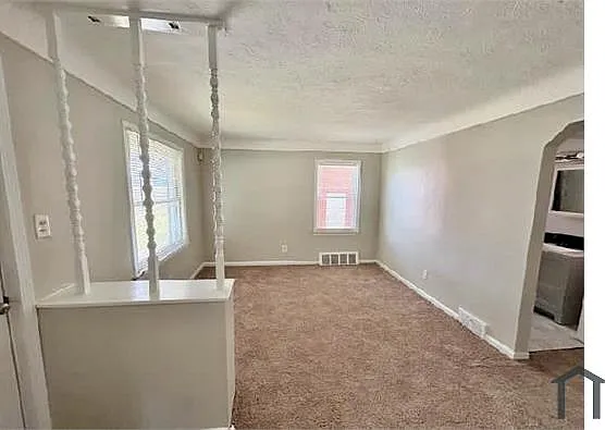 11910 Duchess St — Photo 2