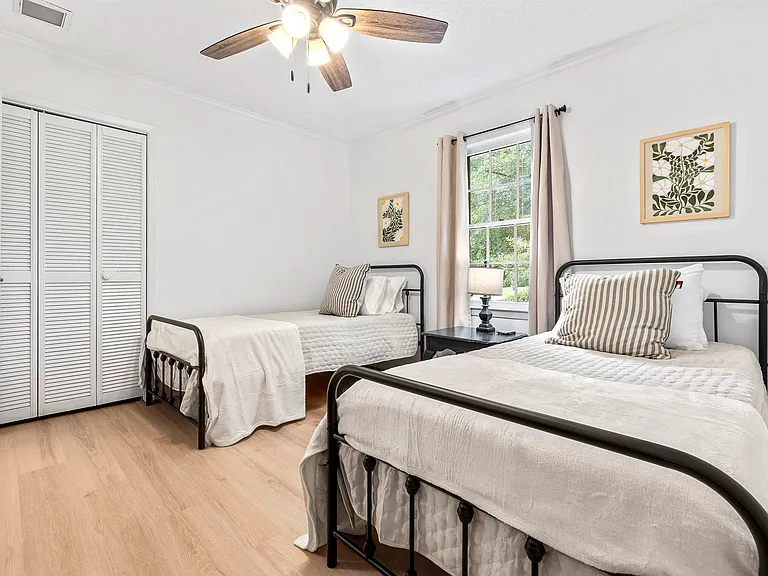 1726 Greenwood Cir — Photo 52