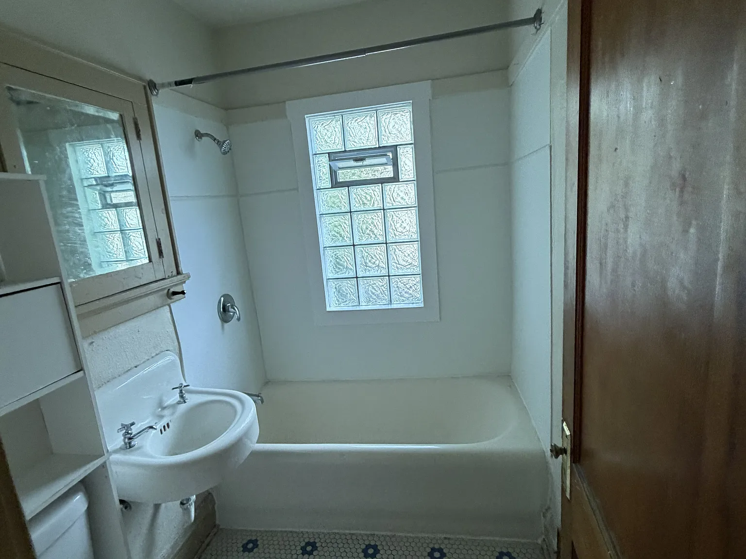 2 bed, 1000 sqft, $1,100 — Photo 4
